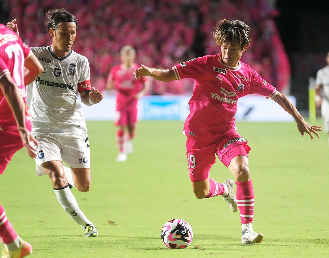 C大阪対G大阪　前半、ドリブルで攻め上がるC大阪為田。左はG大阪宇佐美（撮影・上山淳一）