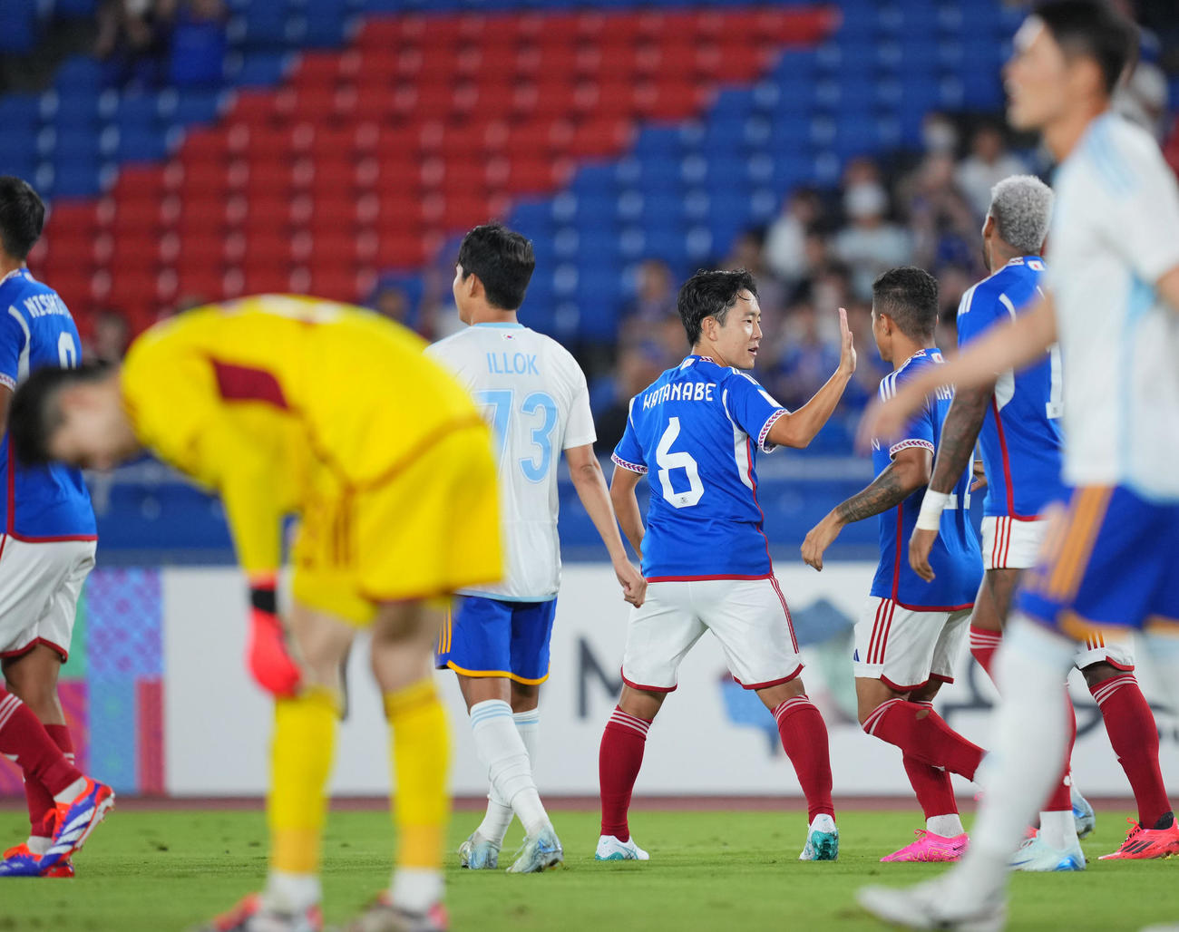 横浜対蔚山　前半、先制ゴールを決めチームメートと喜び合う横浜渡辺（中央）（撮影・垰建太）
