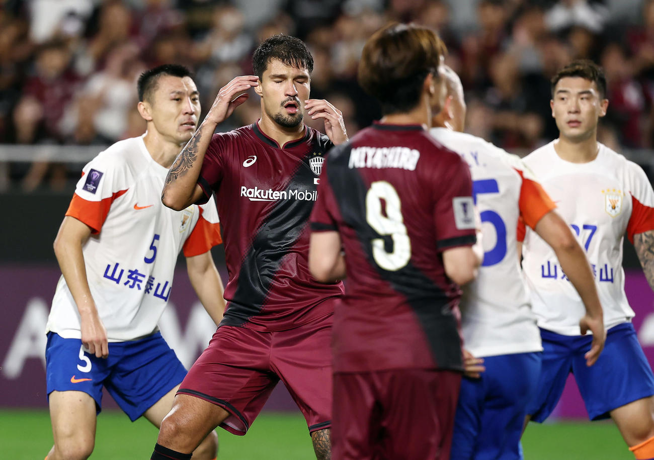 神戸対山東　前半、CKに頭で合わせが防がれ、悔しがる神戸トゥーレル（左から2人目））（撮影・前田充）