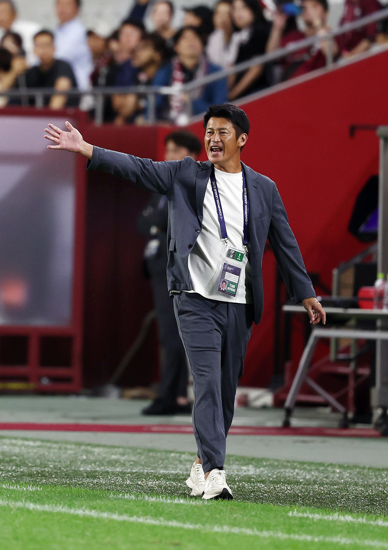 神戸対山東　後半、指示を出す神戸吉田監督（撮影・前田充）