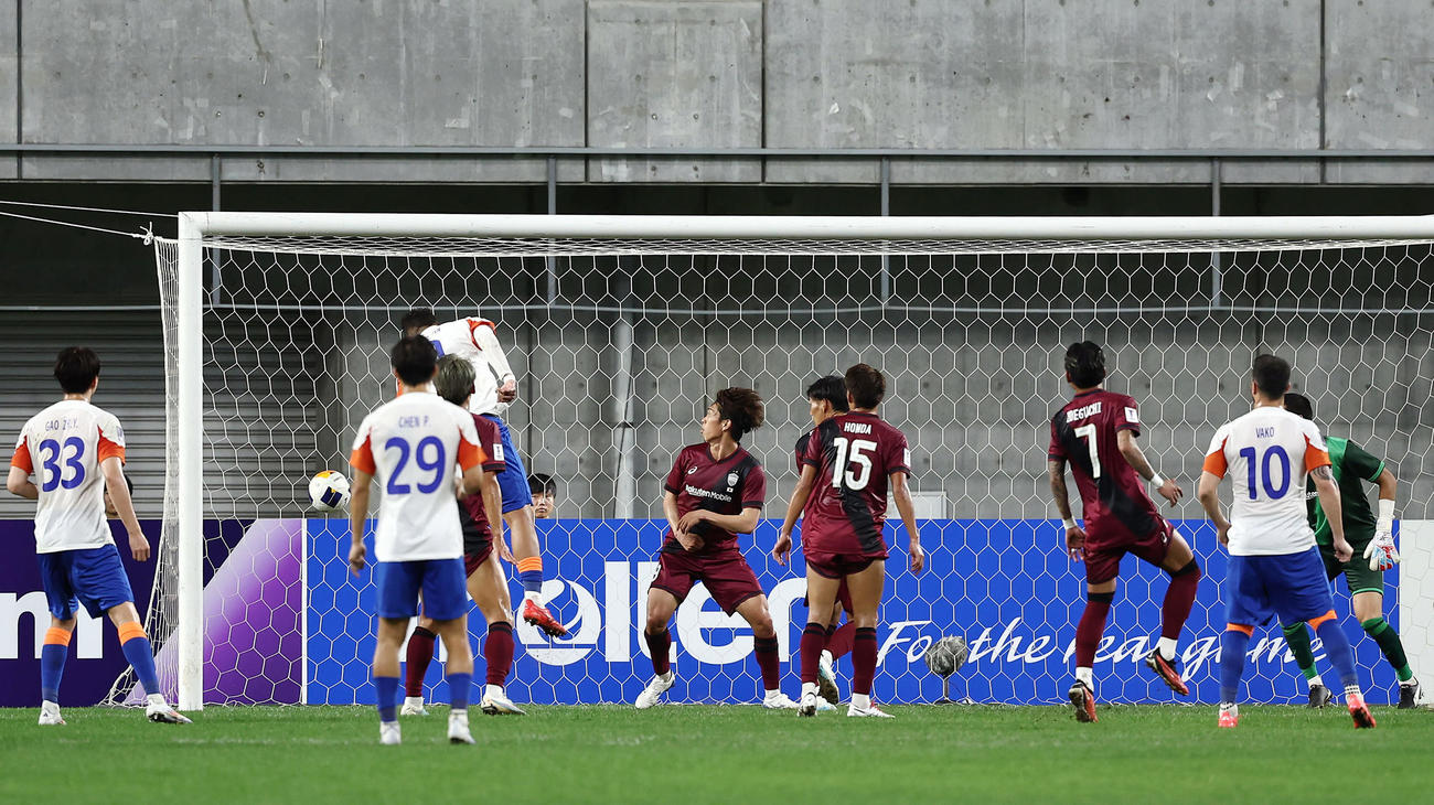 神戸対山東　前半、山東クリサンに同点ゴールを許す神戸の選手たち（撮影・前田充）