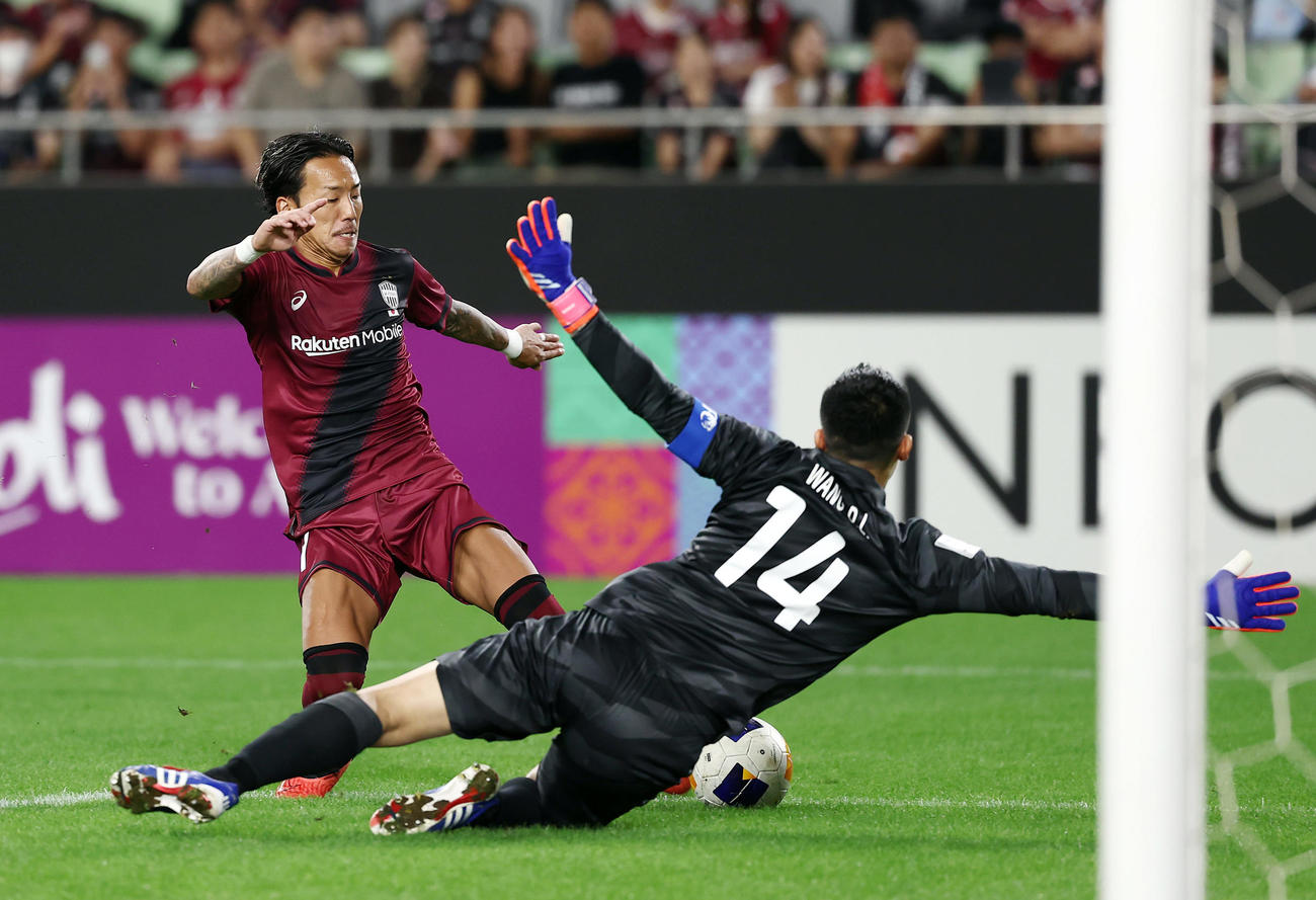 神戸対山東　前半、シュートを放つ神戸井手口（撮影・前田充）