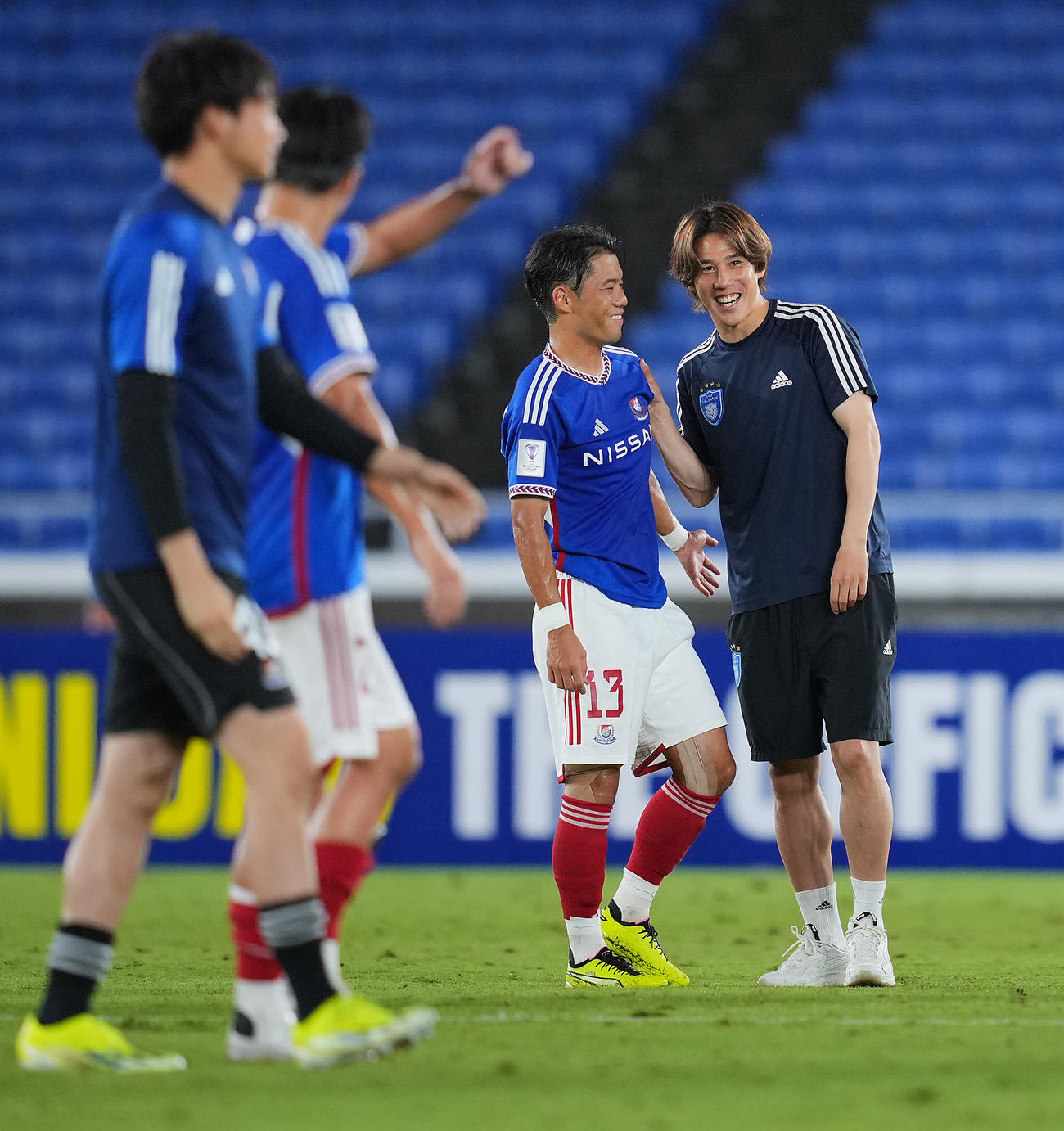 横浜対蔚山　試合後、笑顔で談笑する蔚山江坂（右）と横浜小池（撮影・垰建太）
