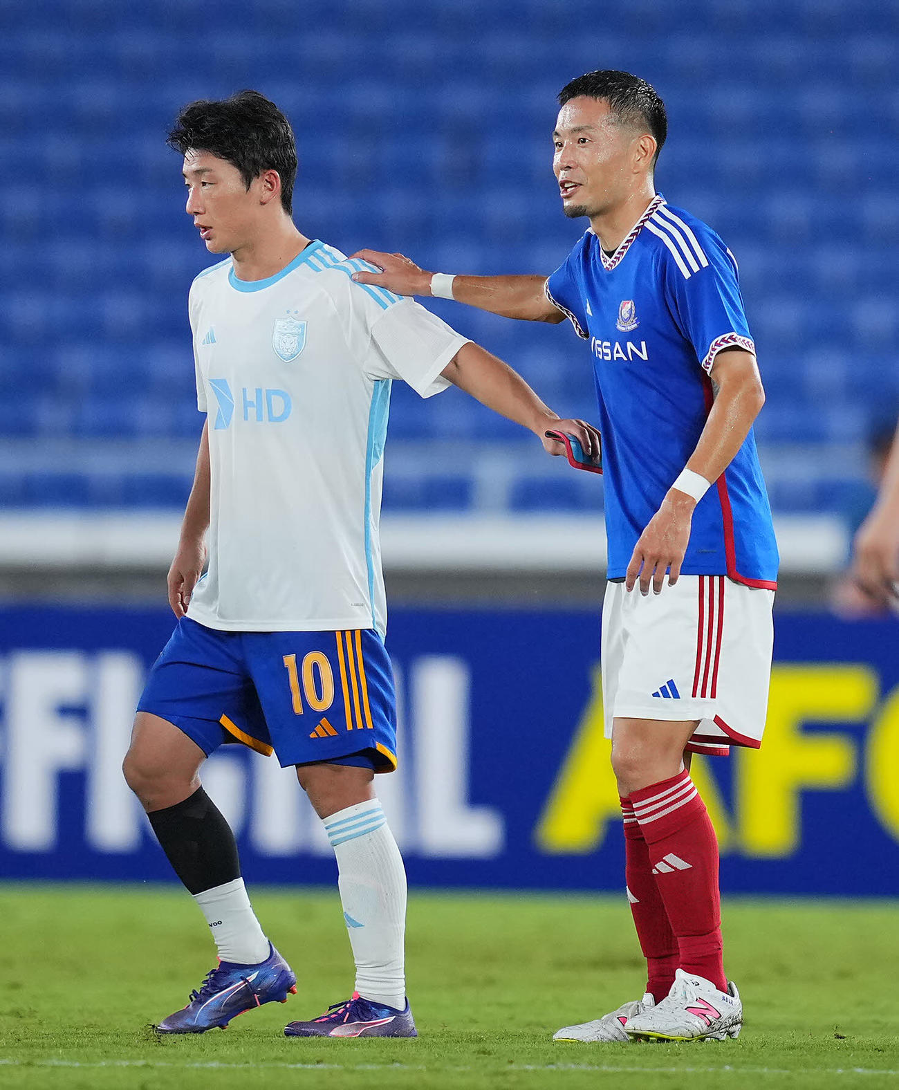 横浜対蔚山　試合後、健闘をたたえ合う蔚山キム・ミヌ（左）と横浜水沼（撮影・垰建太）