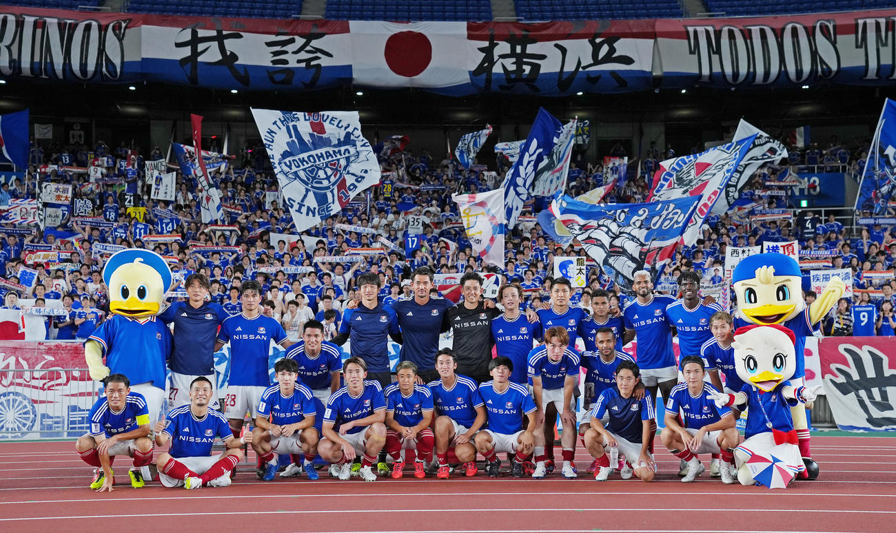 横浜対蔚山　蔚山に快勝し記念写真に納まる横浜の選手たち（撮影・垰建太）