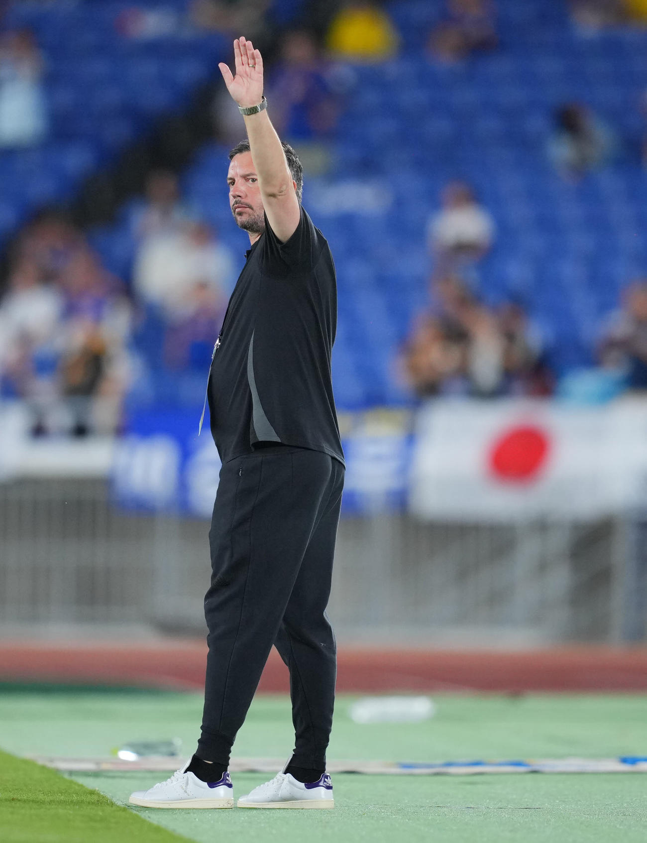 横浜対蔚山　後半、合図を送る横浜ハッチンソン監督（撮影・垰建太）