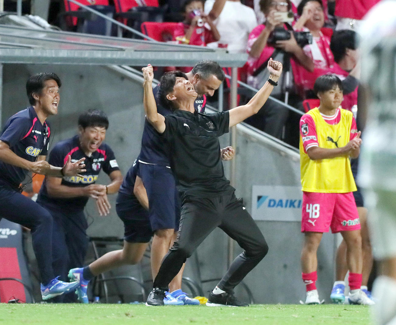 C大阪対G大阪　G大阪に勝利し歓喜するC大阪小菊監督（撮影・上山淳一）