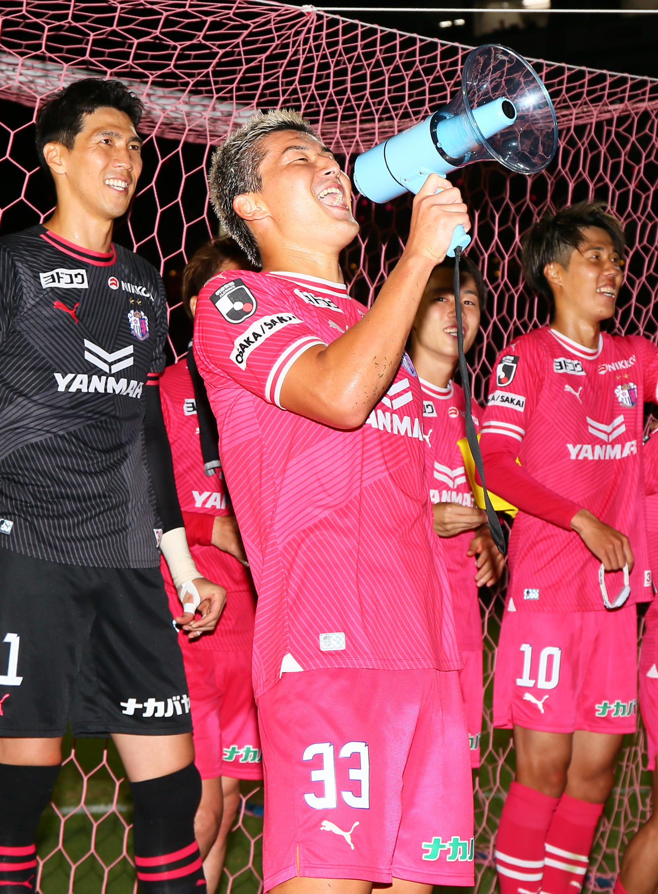 C大阪対G大阪　大阪ダービーで決勝ゴールを決めたC大阪西尾（手前）はサポーターと喜び合う（撮影・上山淳一）