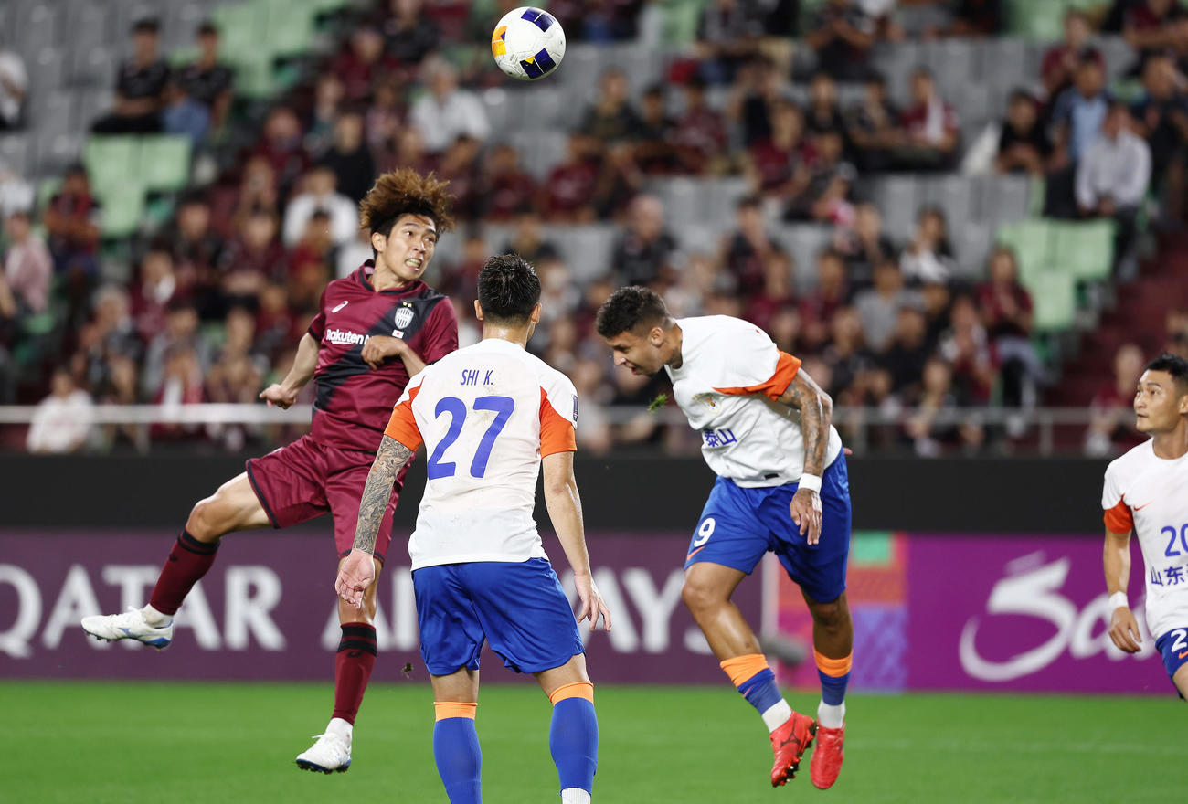神戸対山東　前半、FKに頭で合わせ先制ゴールを決める神戸宮代（左）（撮影・前田充）