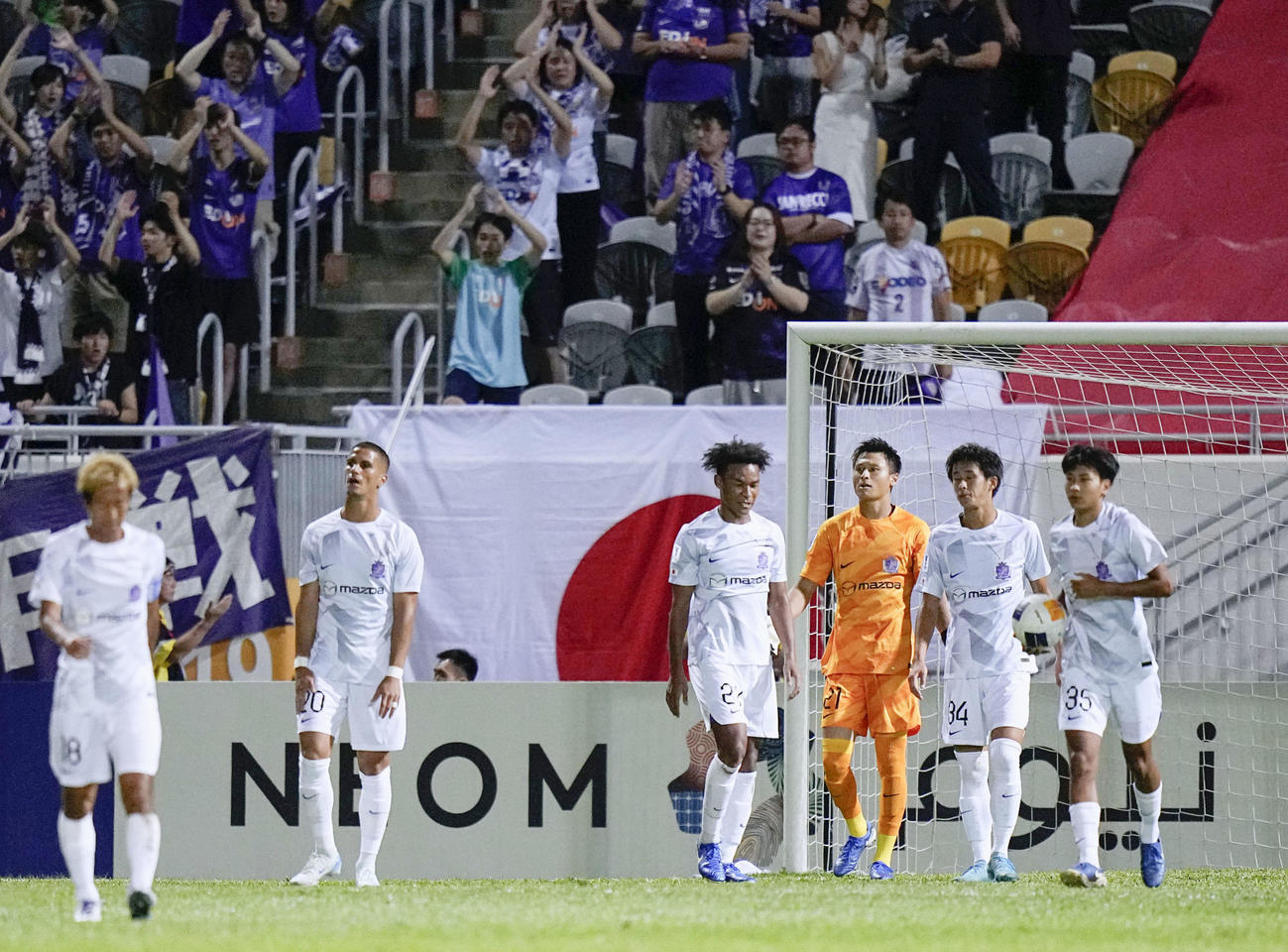 広島―イースタン　前半、イースタンに先制された広島イレブン。右から3人目はGK田中（共同）