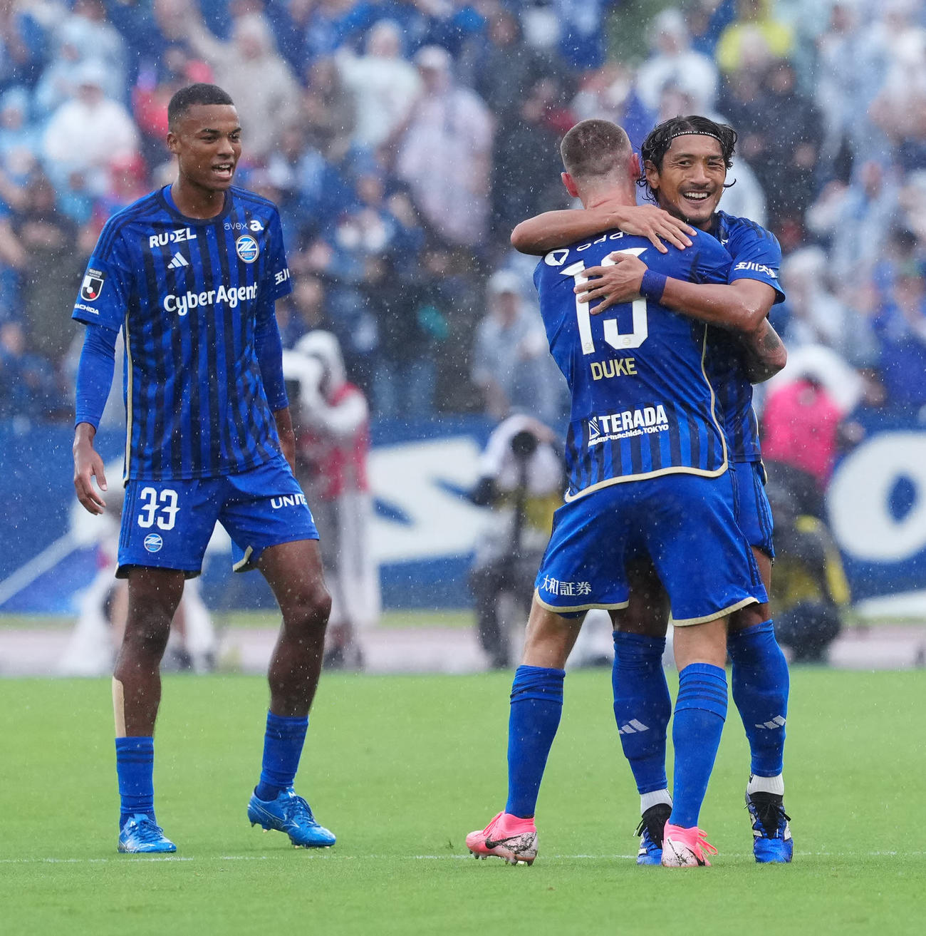 町田対川崎F　前半、先制ゴールを決め喜ぶ町田中島（右）（撮影・江口和貴）