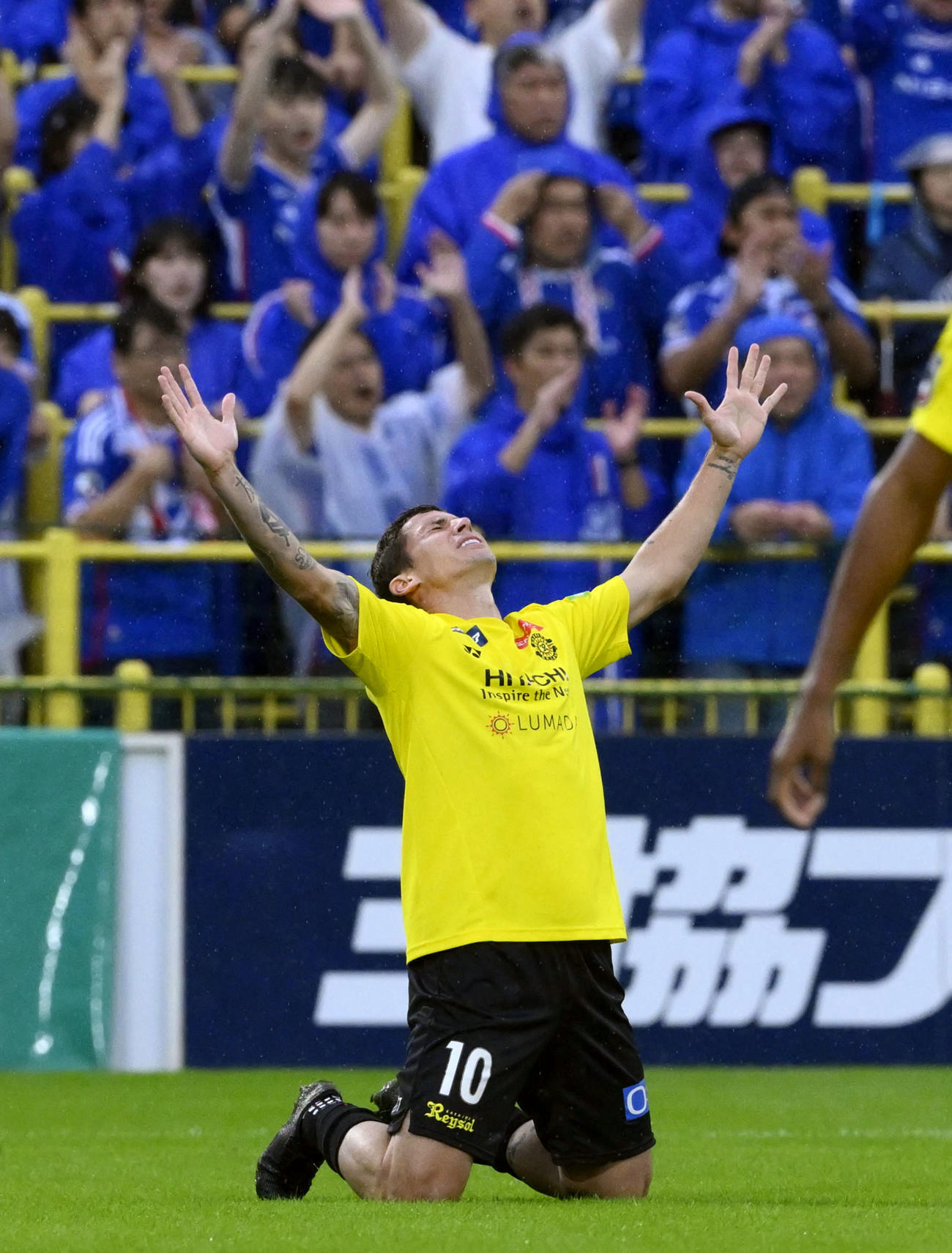 前半、先制ゴールを決め喜ぶ柏マテウス・サヴィオ（共同）