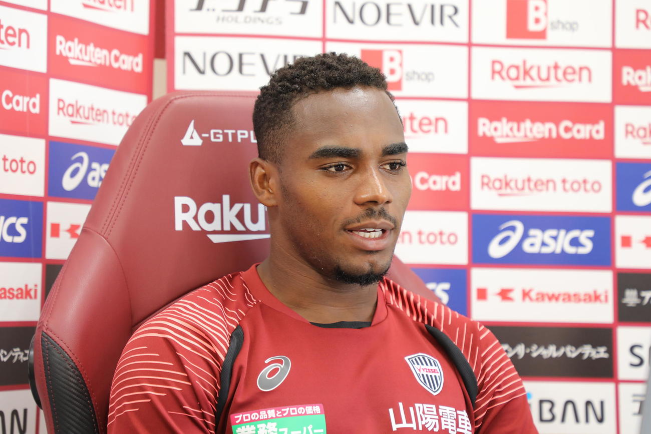 京都戦前のオンライン取材に応じる神戸MFジェアン・パトリッキ（C）VISSEL KOBE