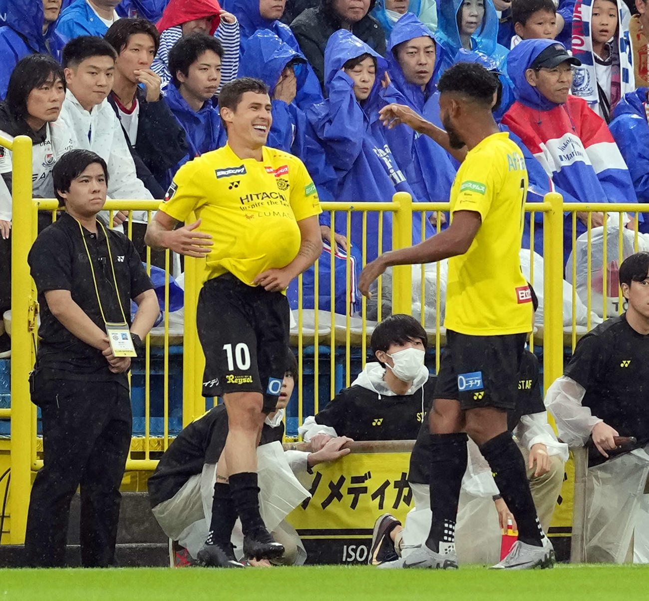 柏対横浜　前半、先制ゴールを決め喜ぶ柏マテウス・サヴィオ（左）（撮影・たえ見朱実）