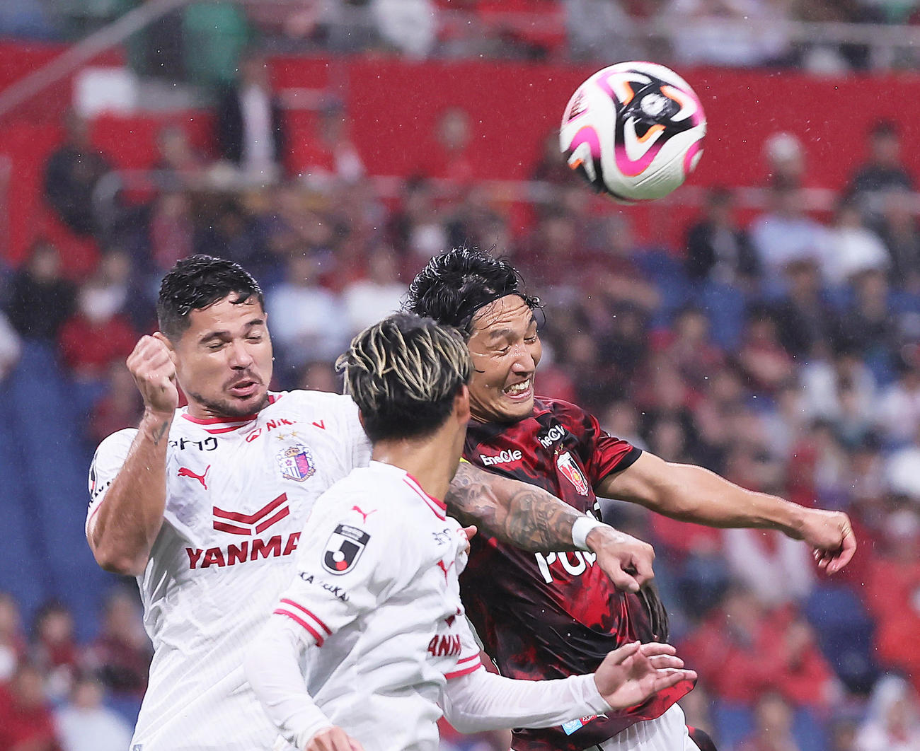 浦和対C大阪　前半、ヘディングで競り合う浦和原口（右）（撮影・足立雅史）
