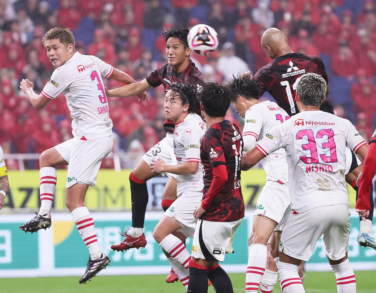 浦和対C大阪　後半、CKで競り合う両チームの選手たち（撮影・足立雅史）