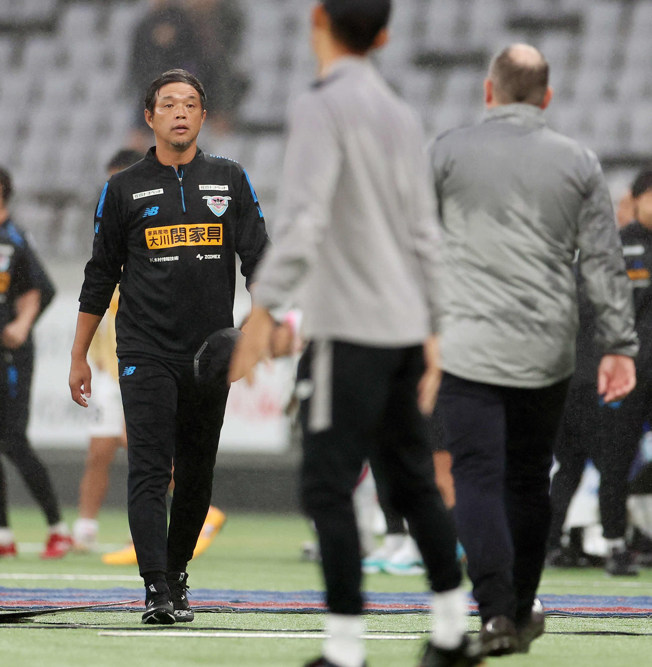 東京対鳥栖　試合後、東京クラモフスキー監督（右）のもとにあいさつに行く鳥栖木谷監督（撮影・宮地輝）