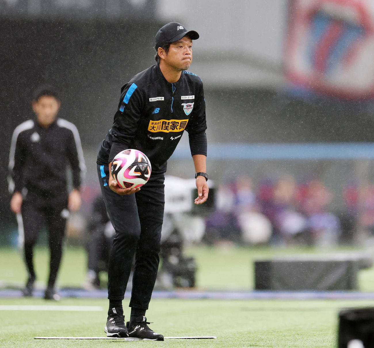 東京対鳥栖　前半、戦況を見つめる鳥栖木谷監督（撮影・宮地輝）