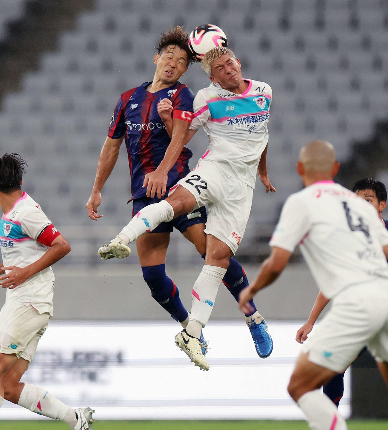 東京対鳥栖　後半、空中で競り合う東京森重（左）と鳥栖富樫（撮影・宮地輝）