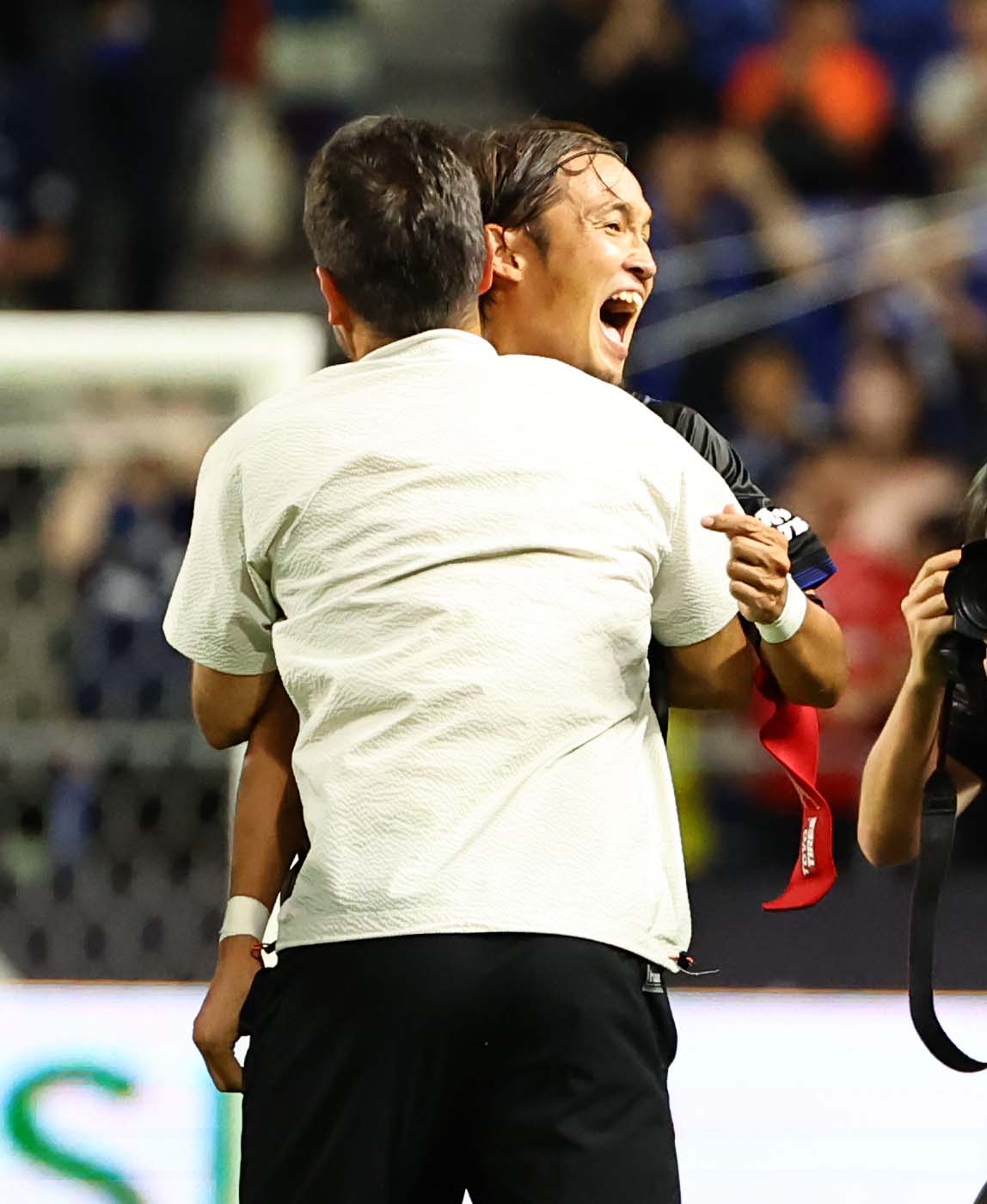 G大阪対札幌　G大阪ポヤトス（左）と抱き合って勝利を喜ぶ宇佐美（撮影・上田博志）