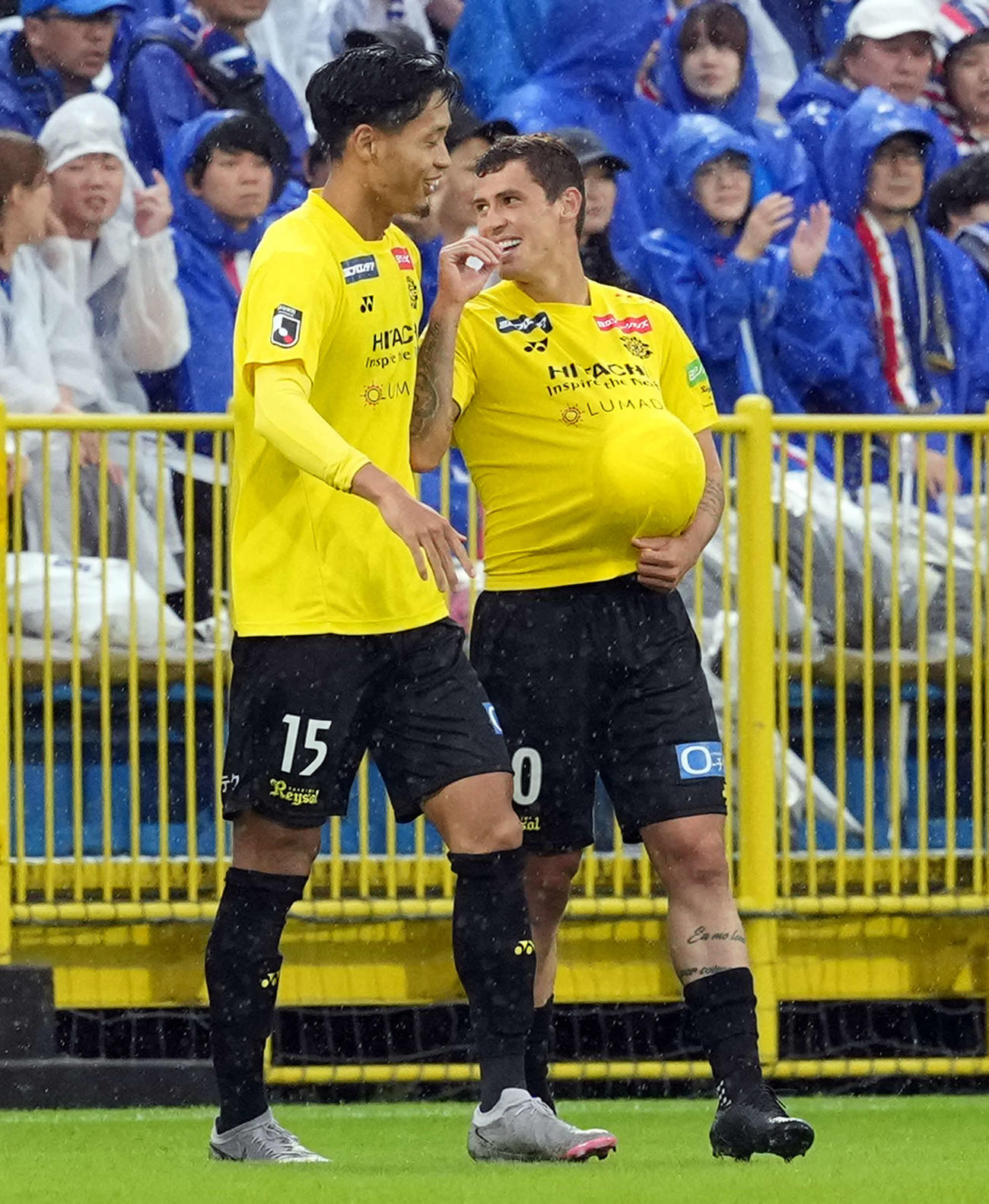 柏対横浜　前半、先制ゴールを決め喜ぶ柏マテウス・サヴィオ（右）（撮影・たえ見朱実）