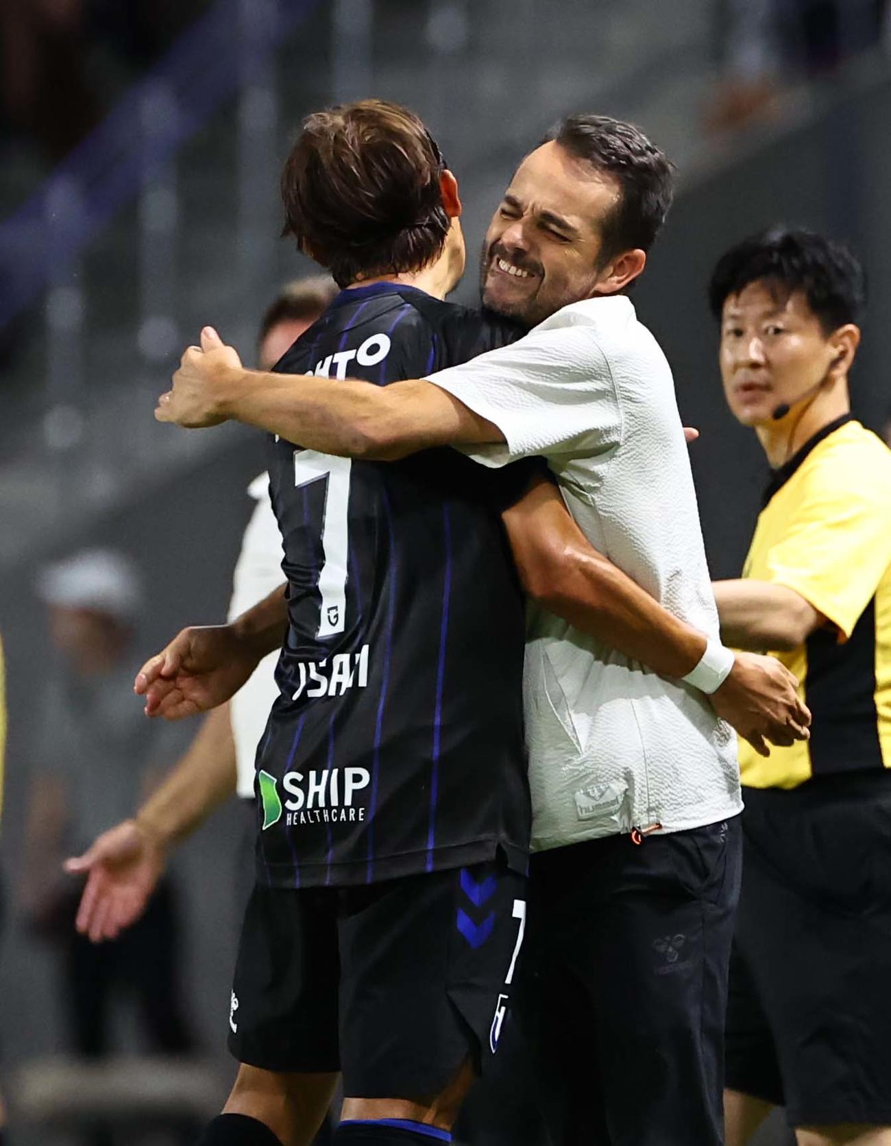 G大阪対札幌　後半、勝ち越しゴールを決めたG大阪宇佐美（左）と抱き合って喜ぶG大阪ポヤトス監督（撮影・上田博志）