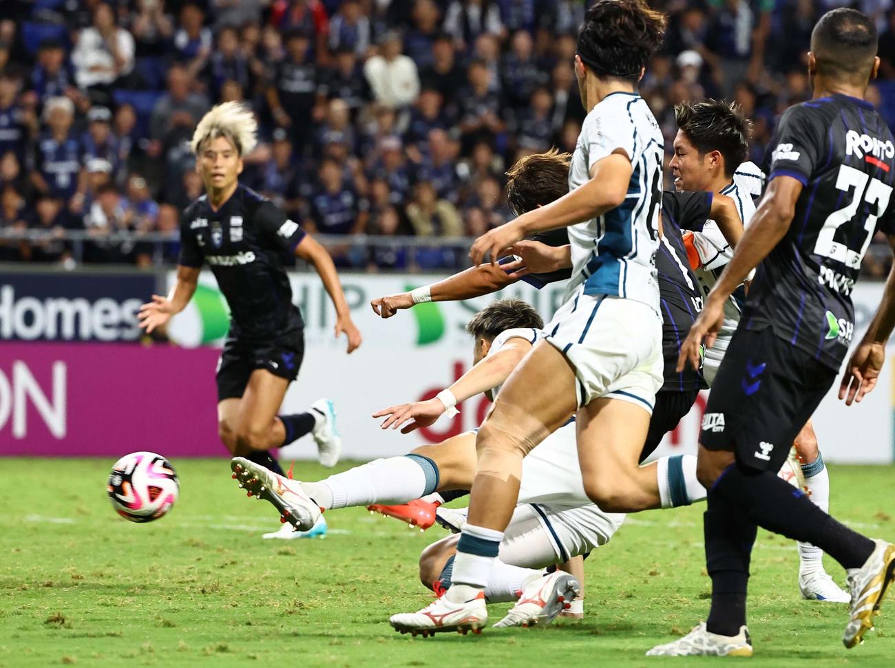 G大阪対札幌　後半、G大阪宇佐美は勝ち越しゴールを決める（撮影・上田博志）