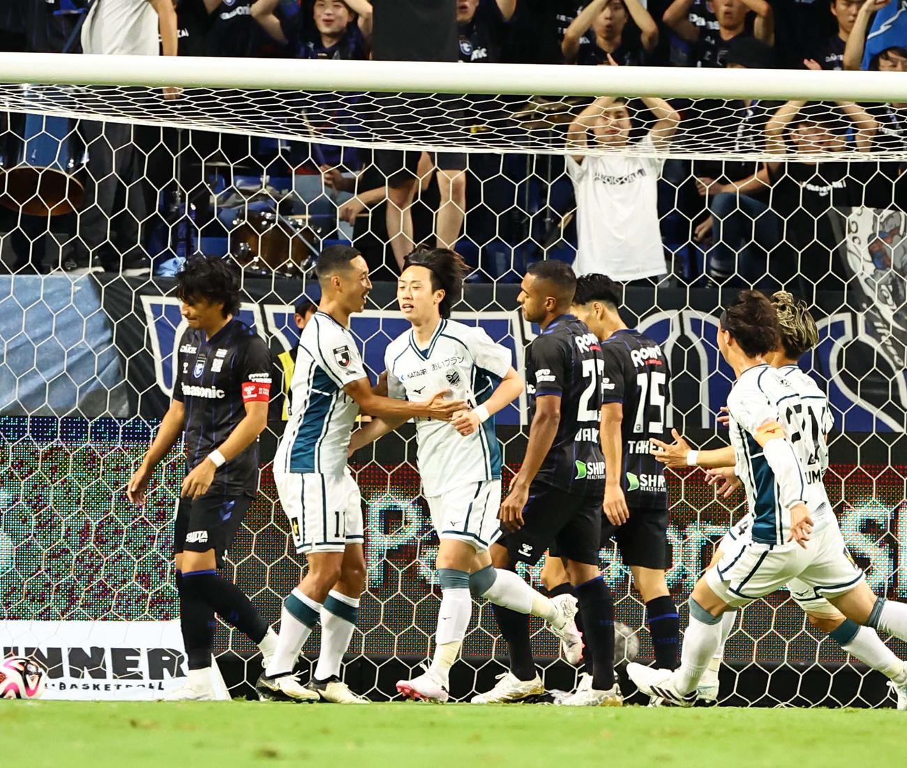 G大阪対札幌　前半、先制ゴールを決める札幌白井（中央）（撮影・上田博志）