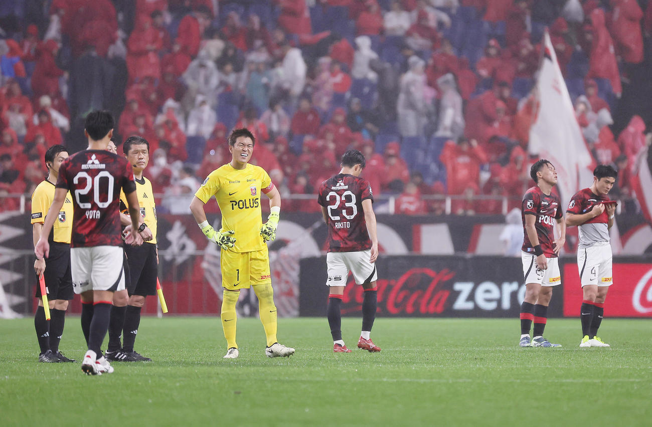 浦和対C大阪　C大阪に敗れ、がっくりとする浦和GK西川周作（左から2人目）ら