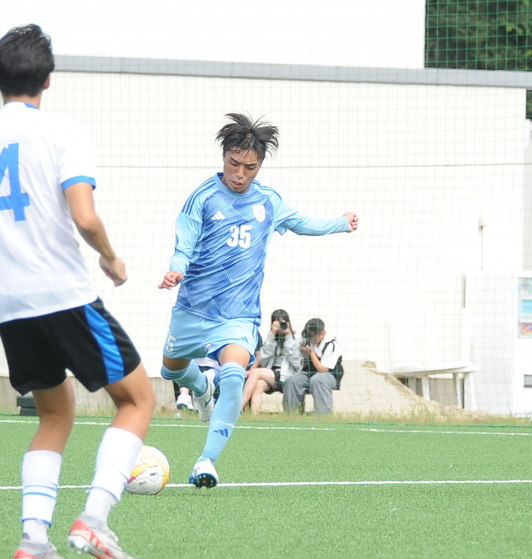 3－0の後半27分、右足でこの日1得点目を決める新潟医療福祉大・森（右）（撮影・小林忠）