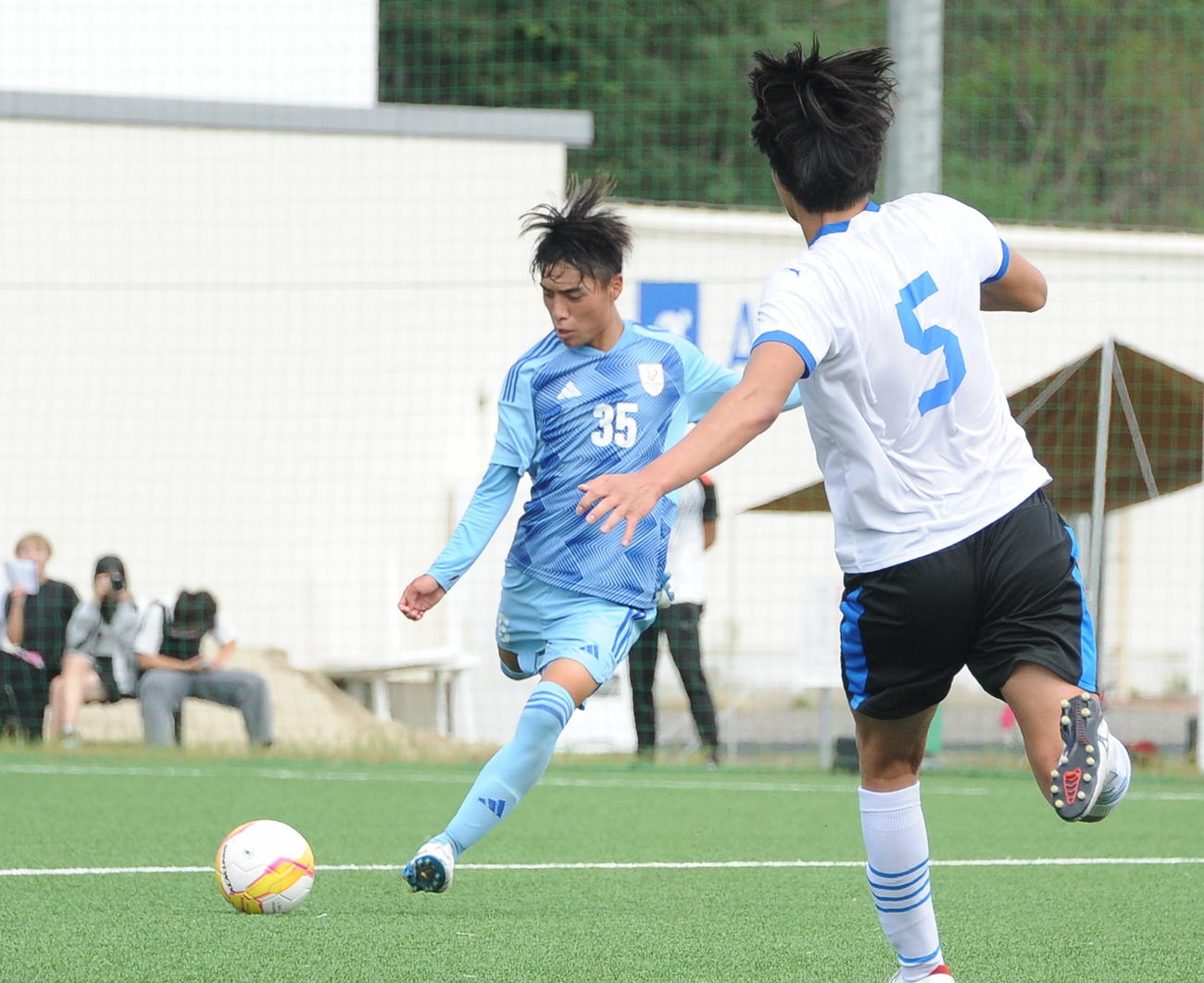 4－0の後半追加タイム3分、右足でこの日2得点目を決める新潟医療福祉大・森（左）（撮影・小林忠）
