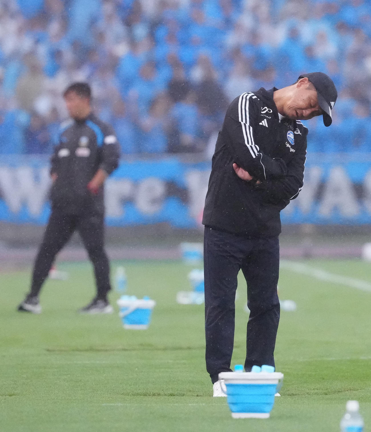 町田対川崎F　後半、厳しい表情を見せる町田黒田監督（撮影・江口和貴）