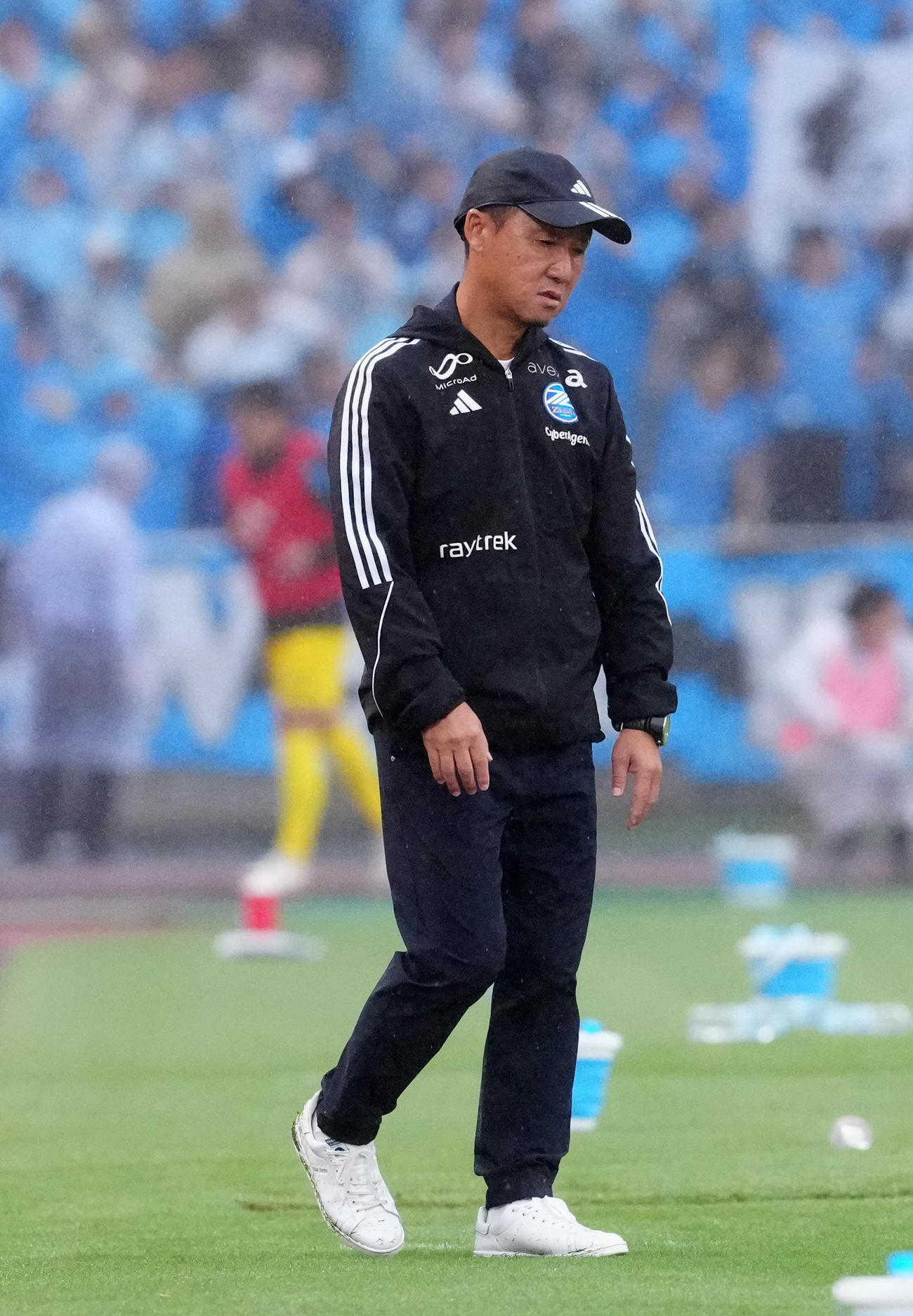 町田対川崎F　後半、川崎Fマルシーニョにゴールを決められ、チーム4失点目となり厳しい表情の町田黒田監督（撮影・江口和貴）