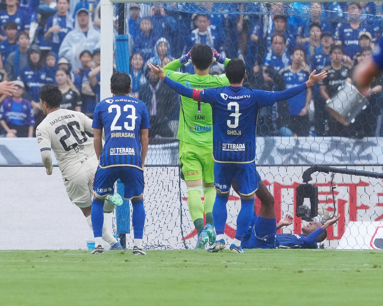 町田対川崎F　前半、ゴールを決めた川崎F山田（左端）。右端は悔しい表情の町田望月（撮影・江口和貴）