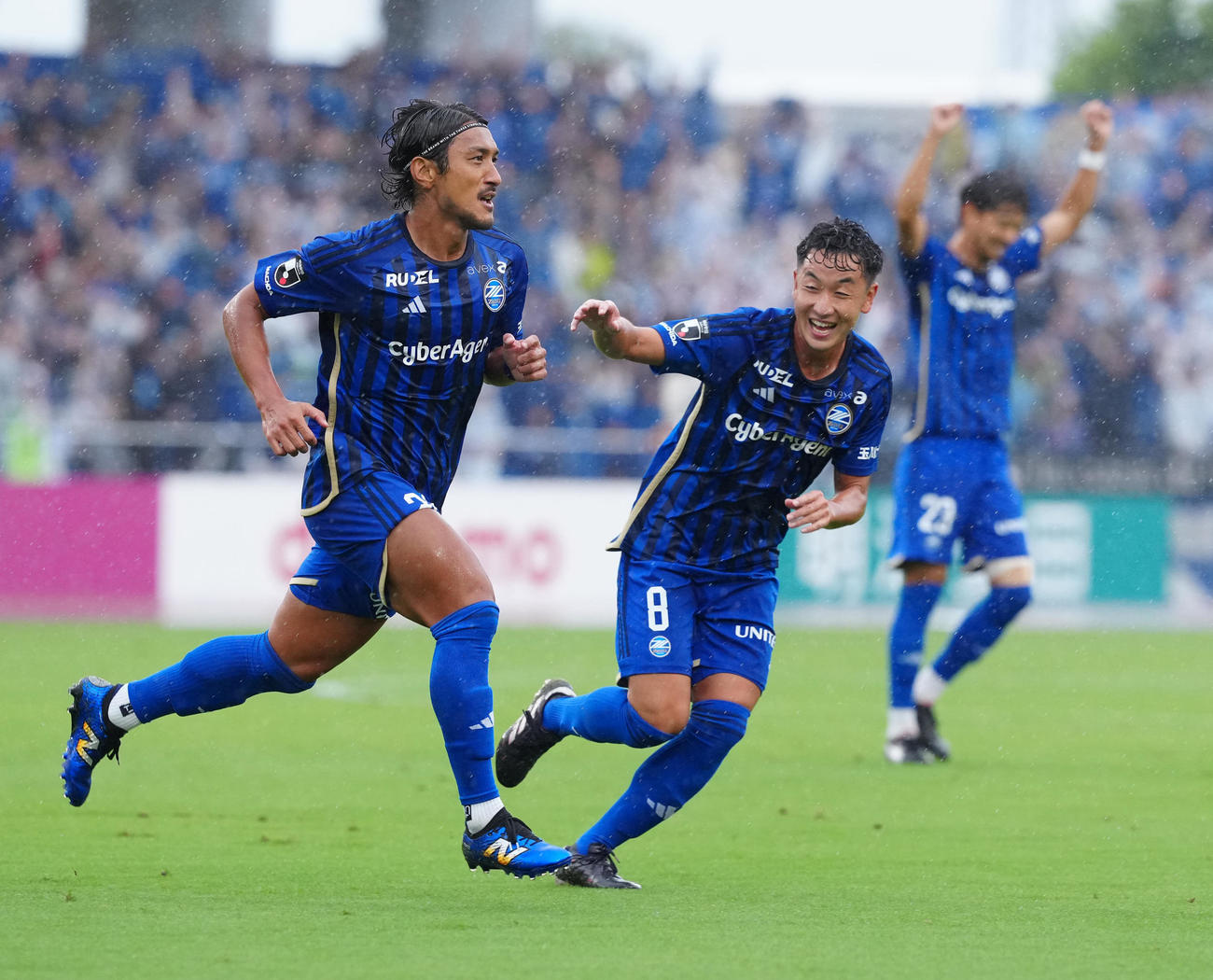 町田対川崎F　前半、先制ゴールを決めた町田中島（左）（撮影・江口和貴）