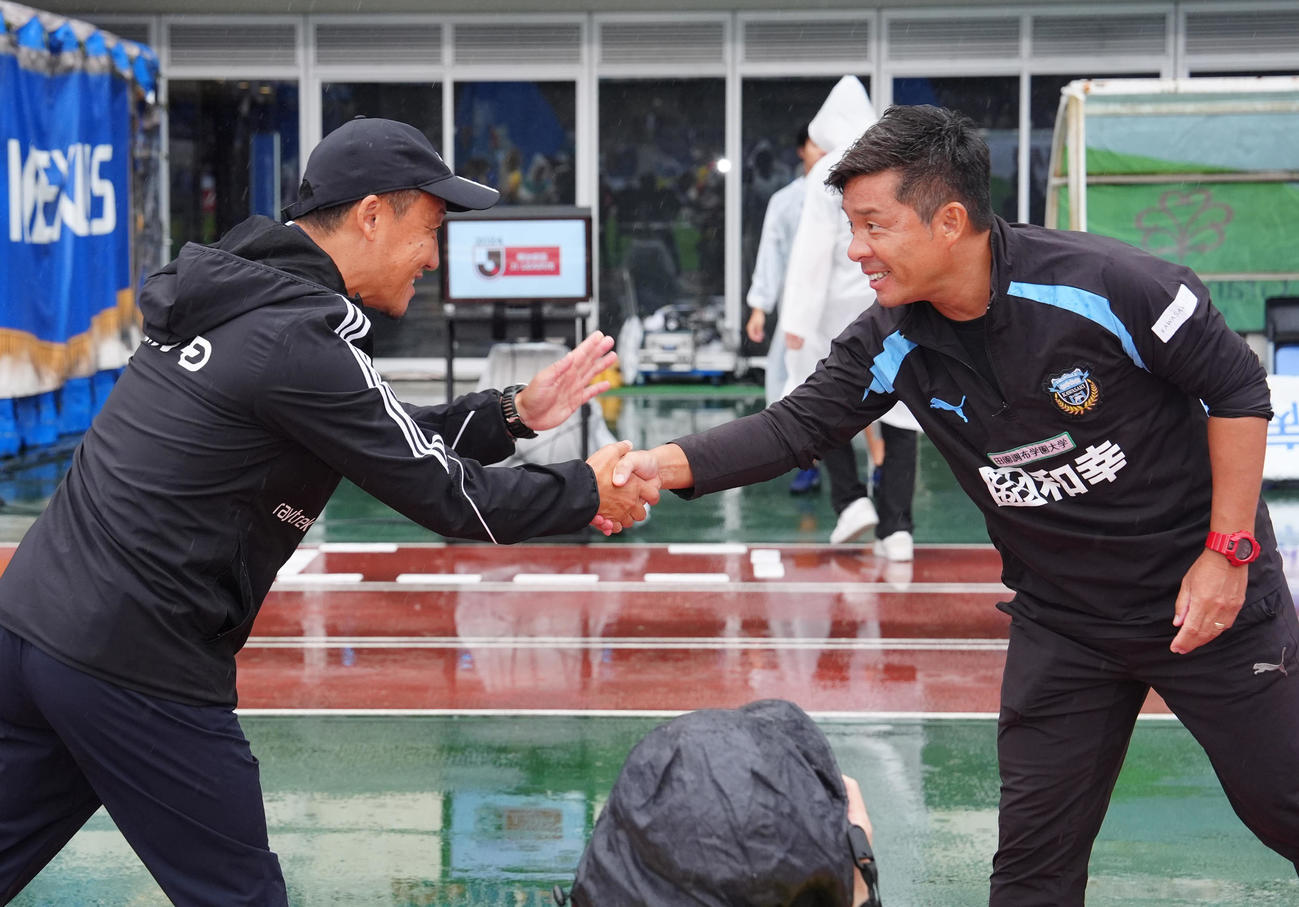 町田対川崎F　試合前、握手を交わす町田黒田監督（左）と川崎F鬼木監督（撮影・江口和貴）