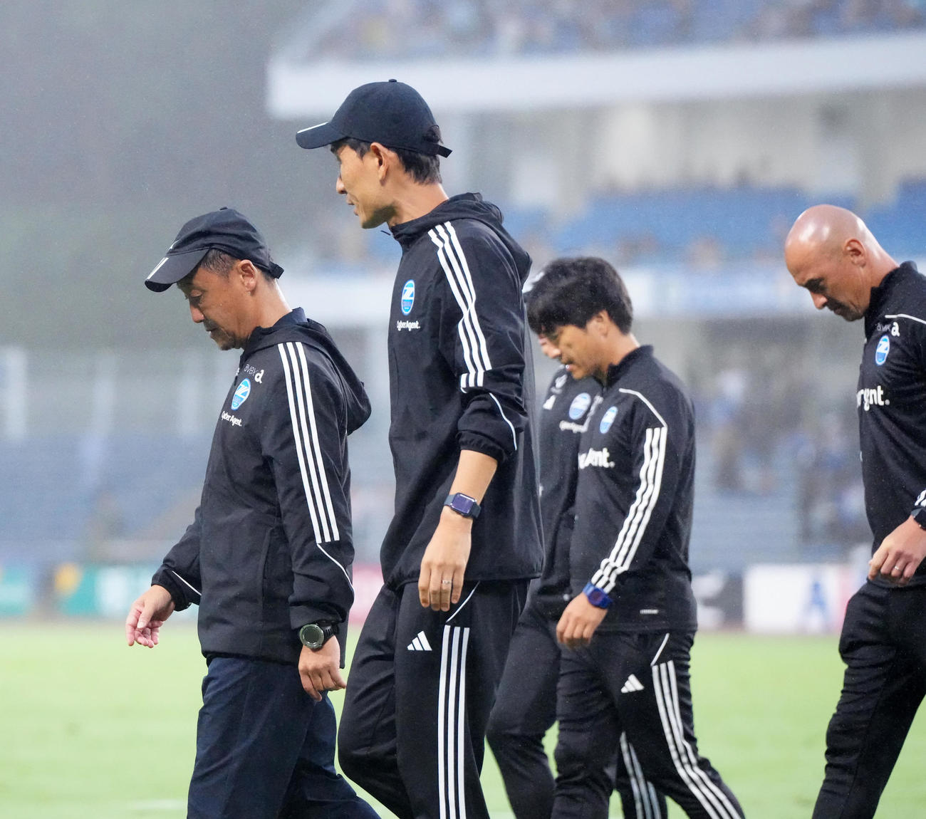 町田対川崎F　試合後、引き揚げる町田黒田監督（左）（撮影・江口和貴）