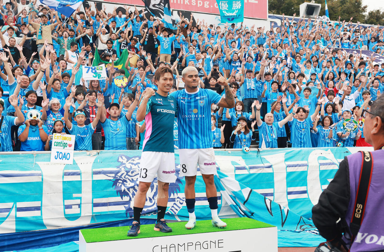横浜FC対鹿児島　サポーターと勝利を喜ぶ横浜FC小川（左）とジョアン・パウロ（撮影・野上伸悟）