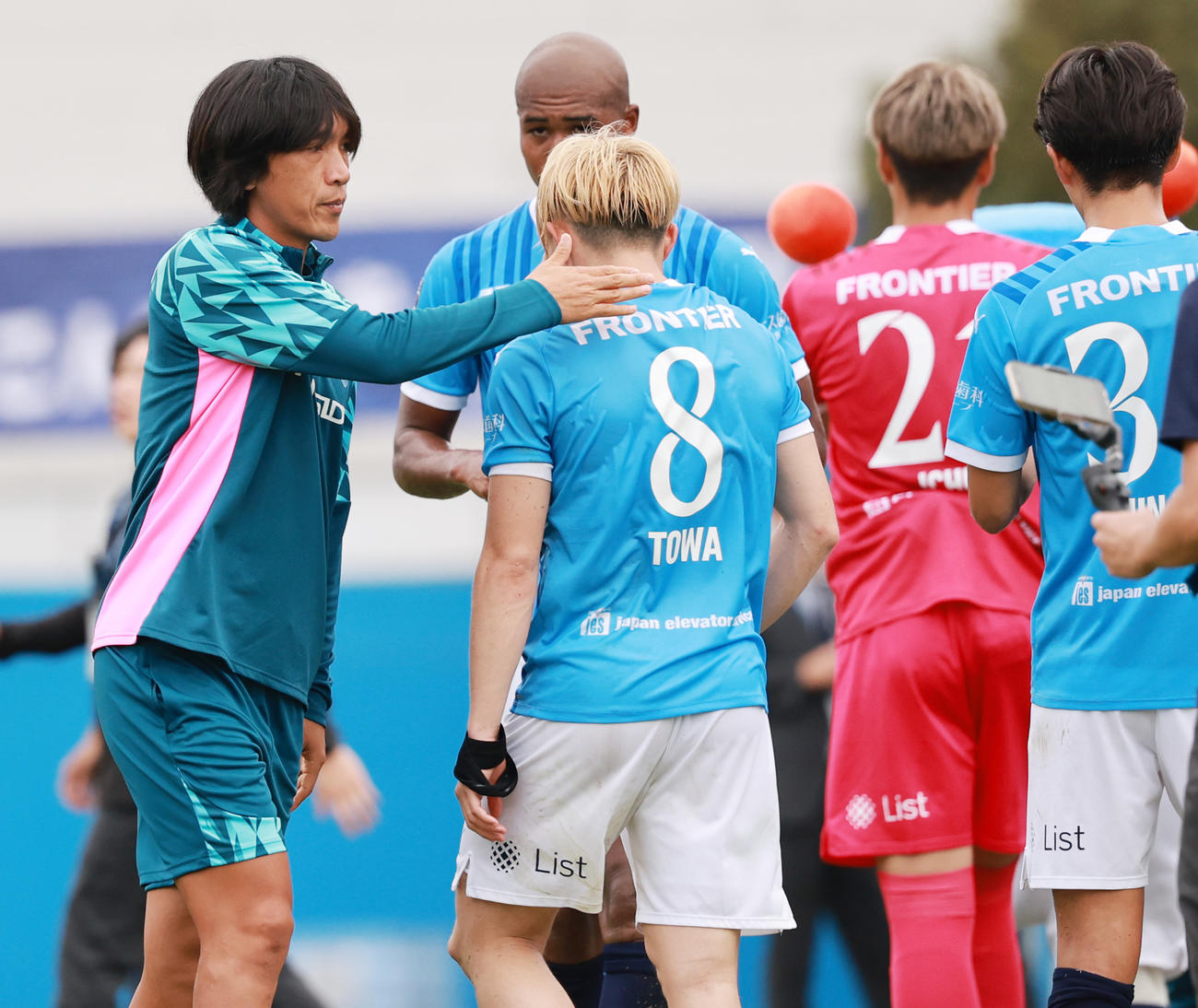 横浜FC対鹿児島　選手をねぎらう横浜FC中村コーチ（撮影・野上伸悟）