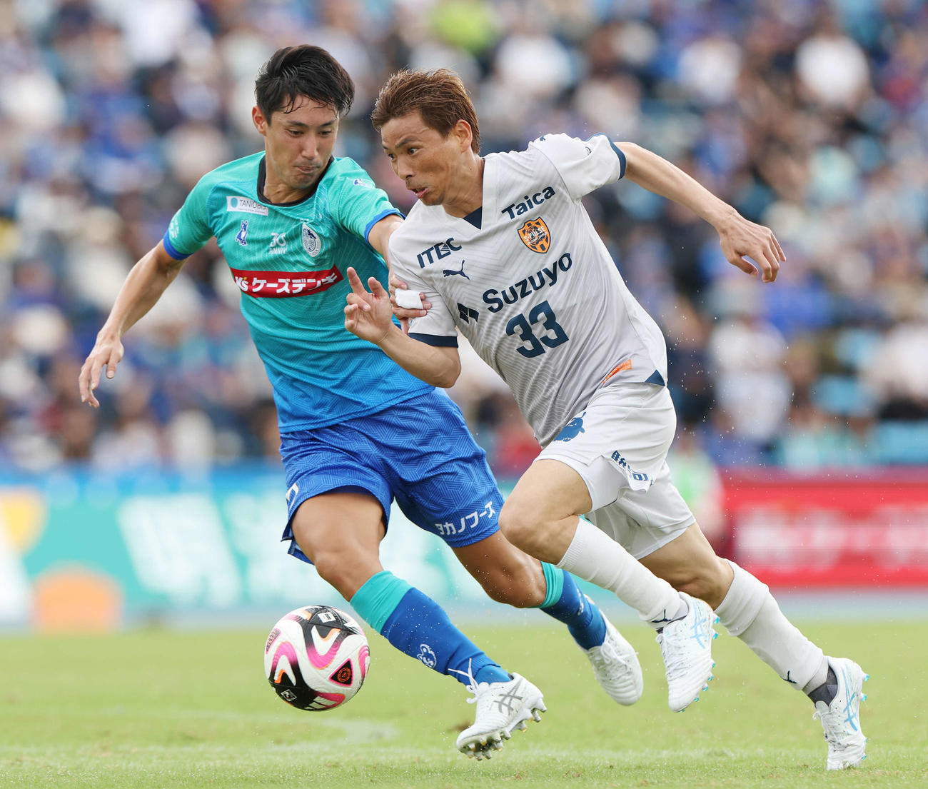 水戸対清水　前半、ドリブルで攻め込む清水乾（右）（撮影・宮地輝）