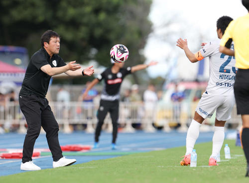 水戸対清水　後半、素早くスローインのボールを渡す清水秋葉監督（撮影・宮地輝）