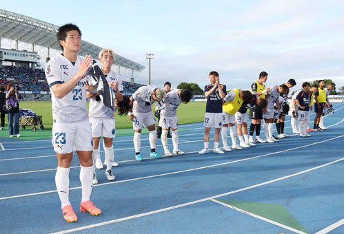 水戸対清水　引き分けに終わりサポーターにあいさつする清水北川（左）ら（撮影・宮地輝）