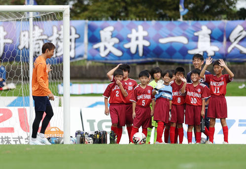 水戸対清水　試合前、子どもたちに笑顔で応える清水乾（撮影・宮地輝）