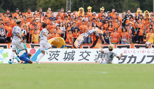 水戸対清水　前半、先制ゴールを決める水戸大崎（左から2人目）（撮影・宮地輝）