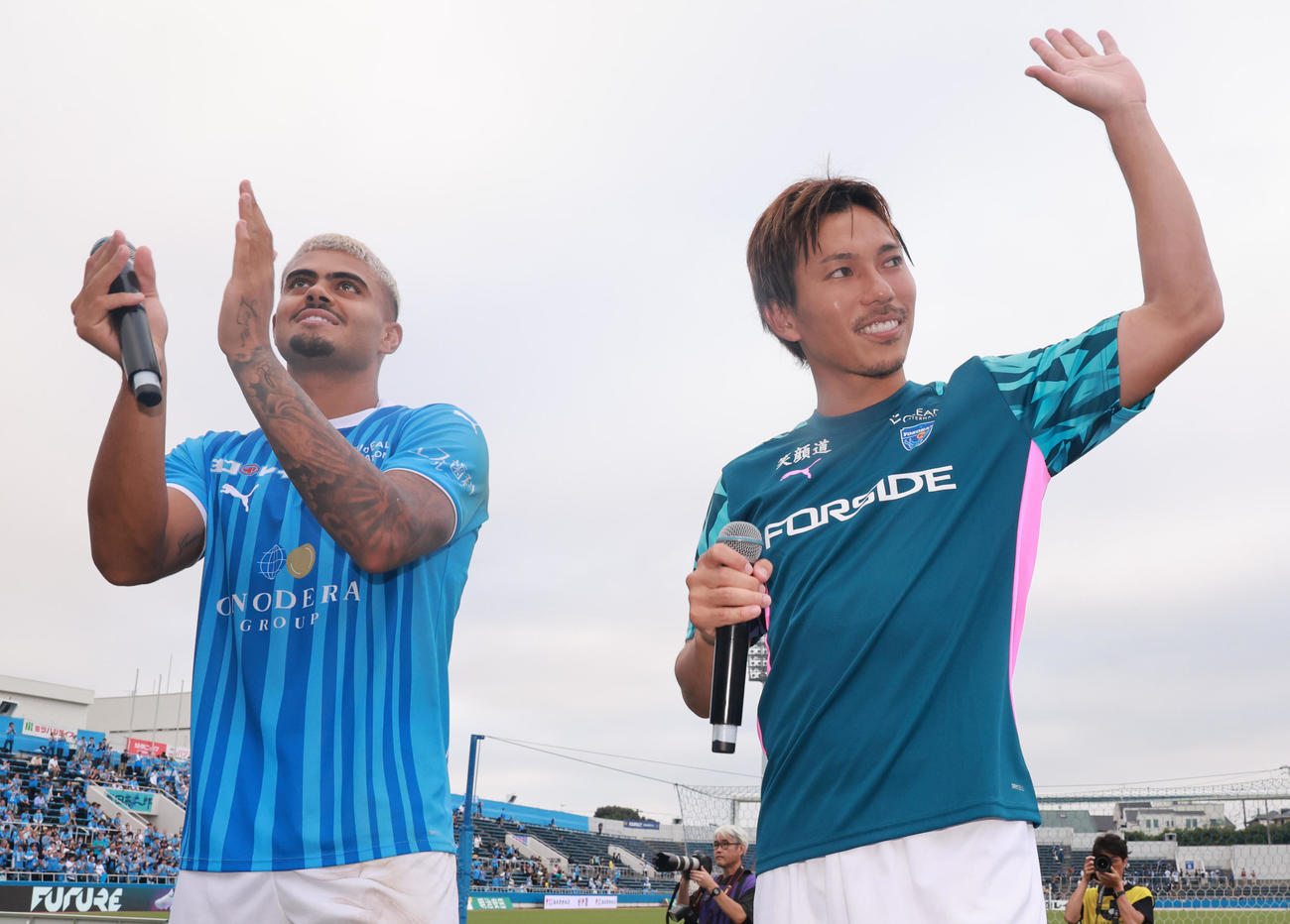横浜FC対鹿児島　サポーターと勝利を喜ぶ横浜FCジョアン・パウロ（左）と小川（撮影・野上伸悟）