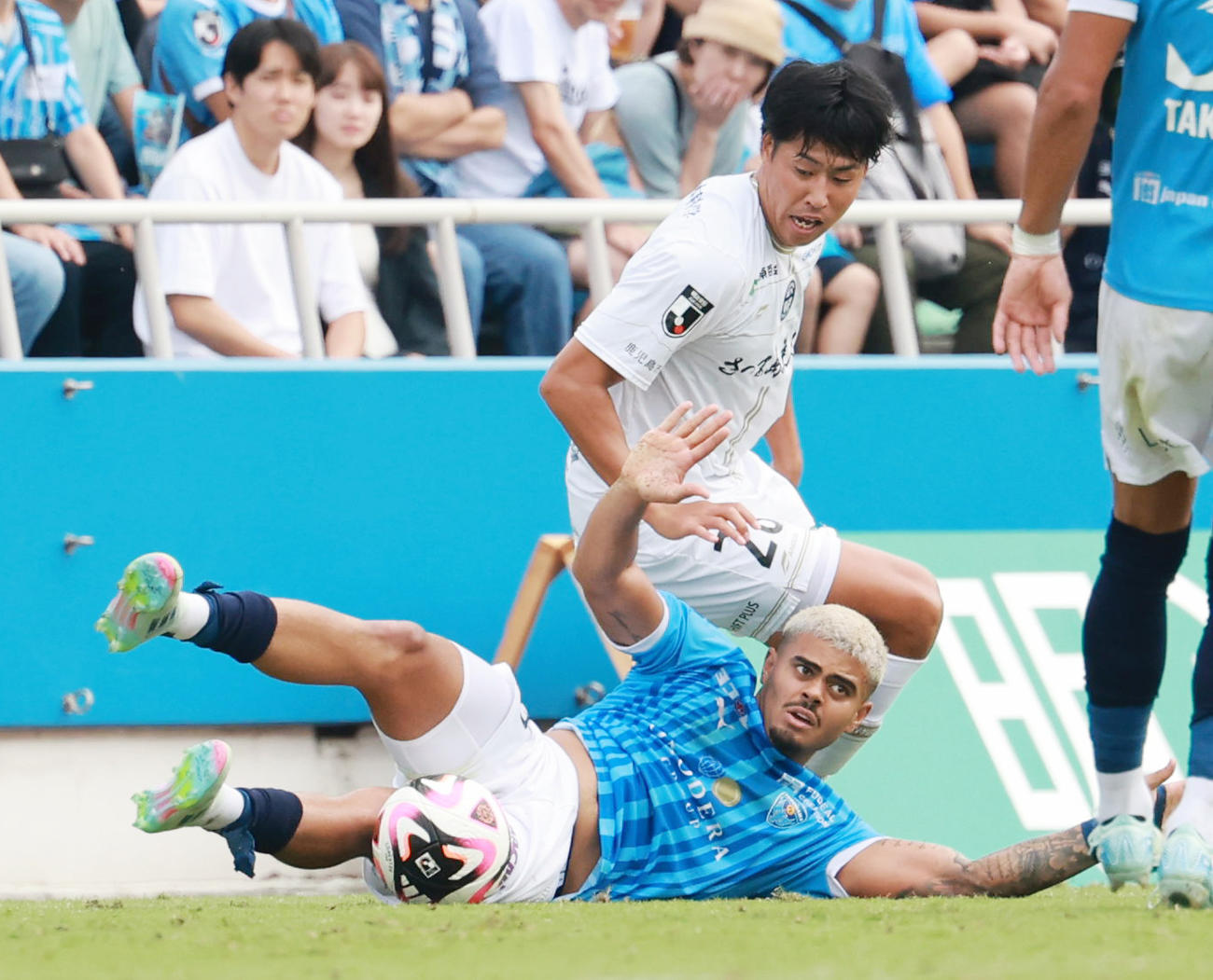 横浜FC対鹿児島　前半、懸命の守備を見せる横浜FCジョアン・パウロ（撮影・野上伸悟）