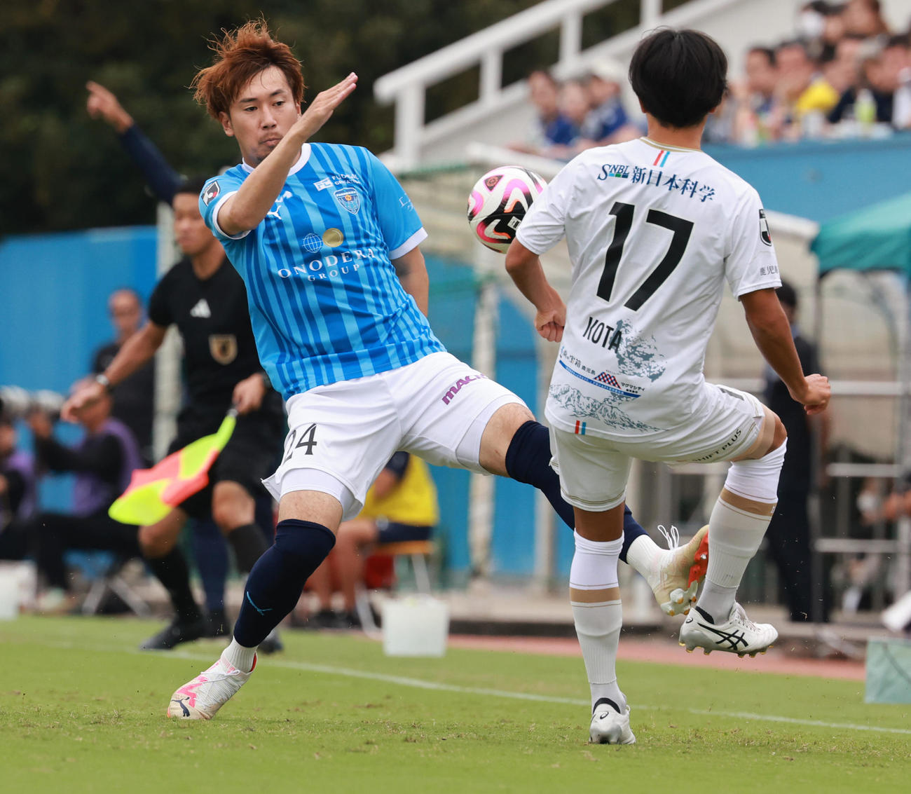 横浜FC対鹿児島　前半、鹿児島星（右）と競りあう横浜FC福森（撮影・野上伸悟）