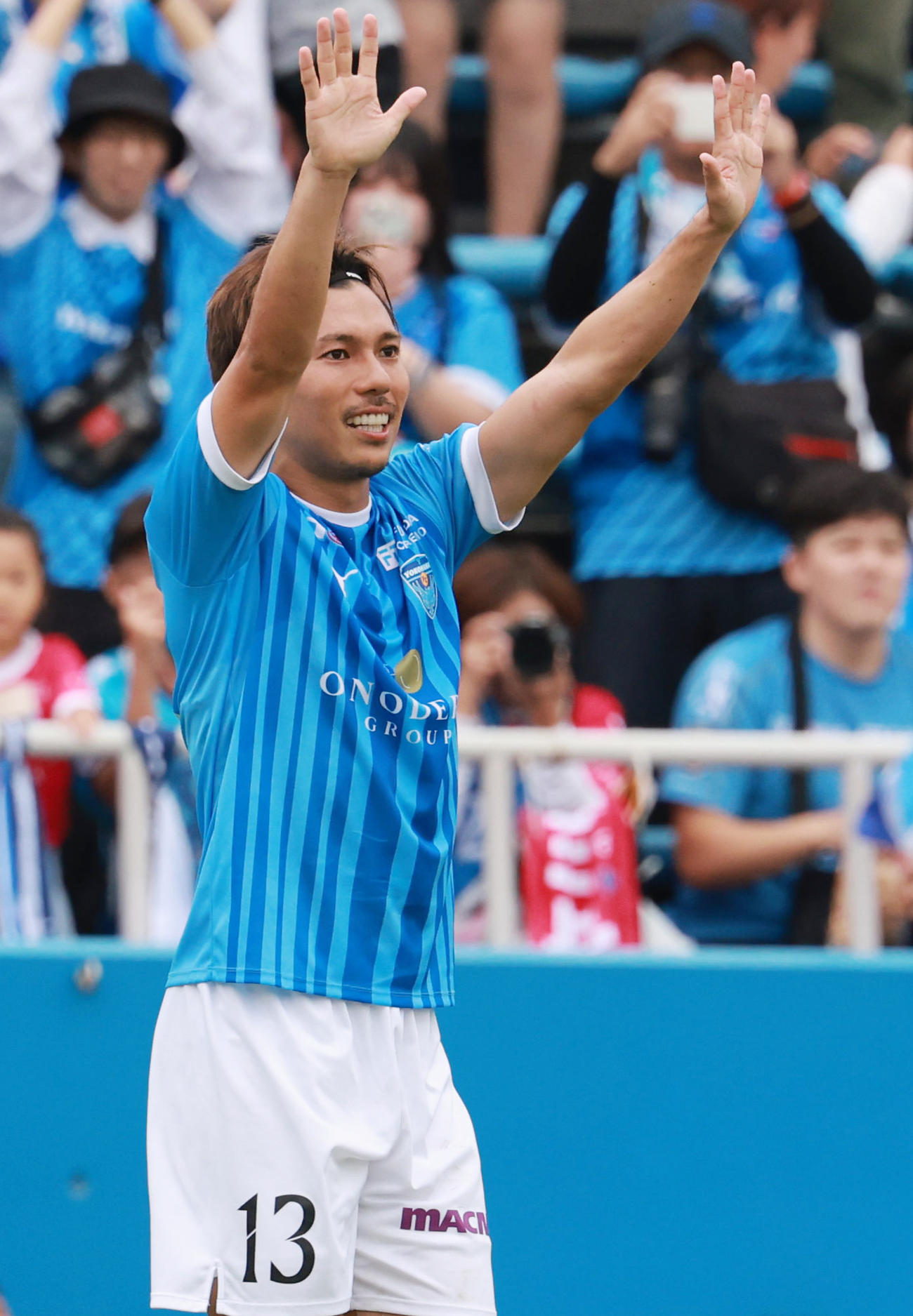 横浜FC対鹿児島　前半、先制ゴールを決め喜ぶ横浜FC小川（撮影・野上伸悟）