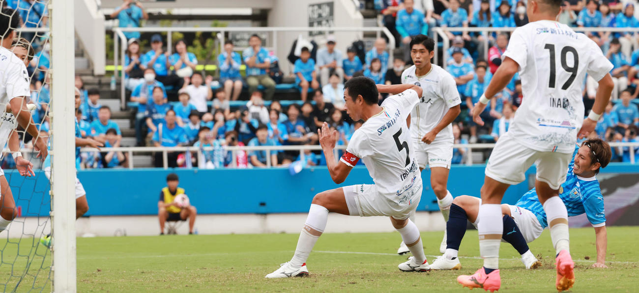 横浜FC対鹿児島　前半、先制ゴールを決める横浜FC小川（撮影・野上伸悟）
