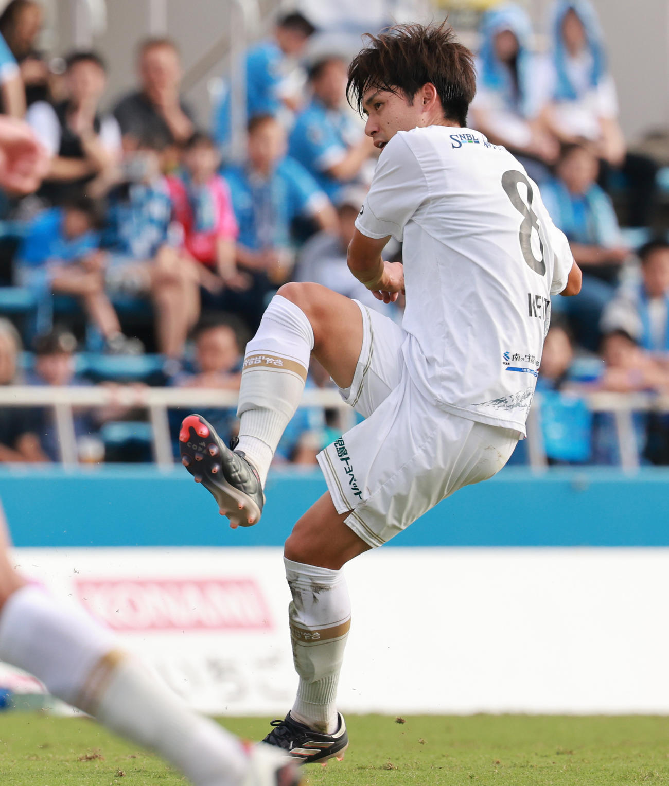 横浜FC対鹿児島　後半、FKでゴールを狙う鹿児島藤村（撮影・野上伸悟）